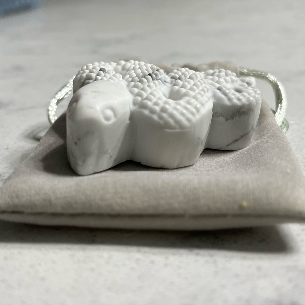 Howlite Snake w/pouch - Picture 3 of 5